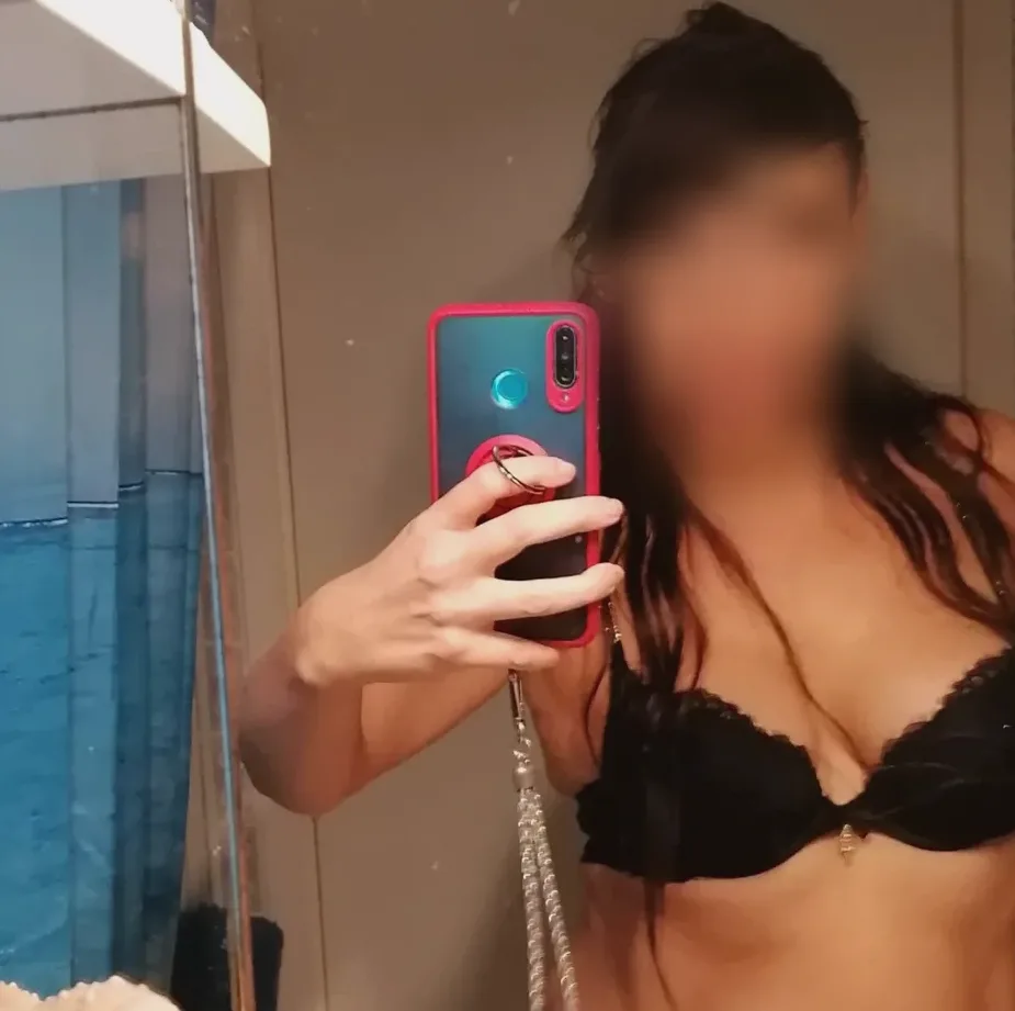 Amira, 36